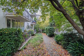 Apartment, 3 Bedrooms, Balcony, Garden View | Garden - 3bd 2 Bthtoorak Village Luxurious Apartment, Relax (Melbourne)