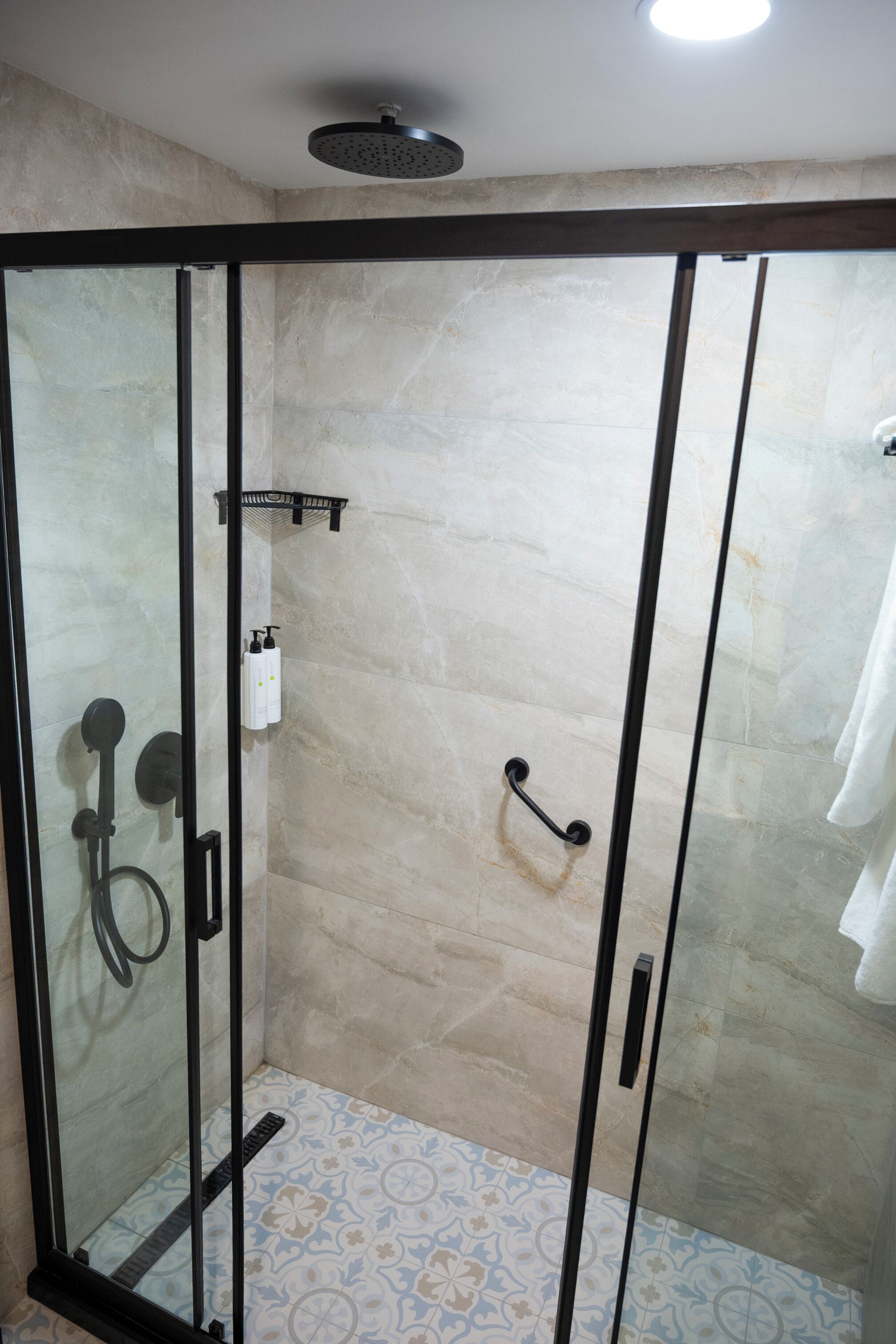 Douche, sèche-cheveux, chaussons, serviettes fournies