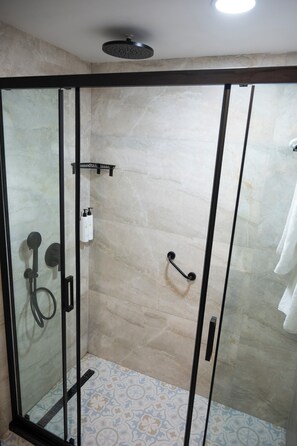 Douche, séchoir à cheveux, pantoufles, serviettes fournies