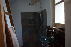 Shower, hair dryer, towels, soap - Exclusive and Sophisticated Flat near Barcelona (Martorell)