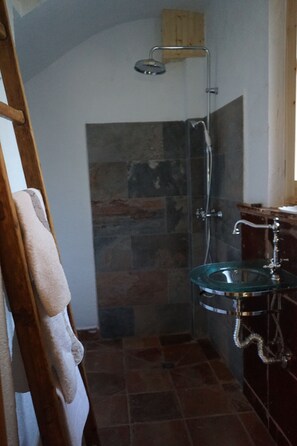 Shower, hair dryer, towels, soap - Exclusive and Sophisticated Flat near Barcelona (Martorell)