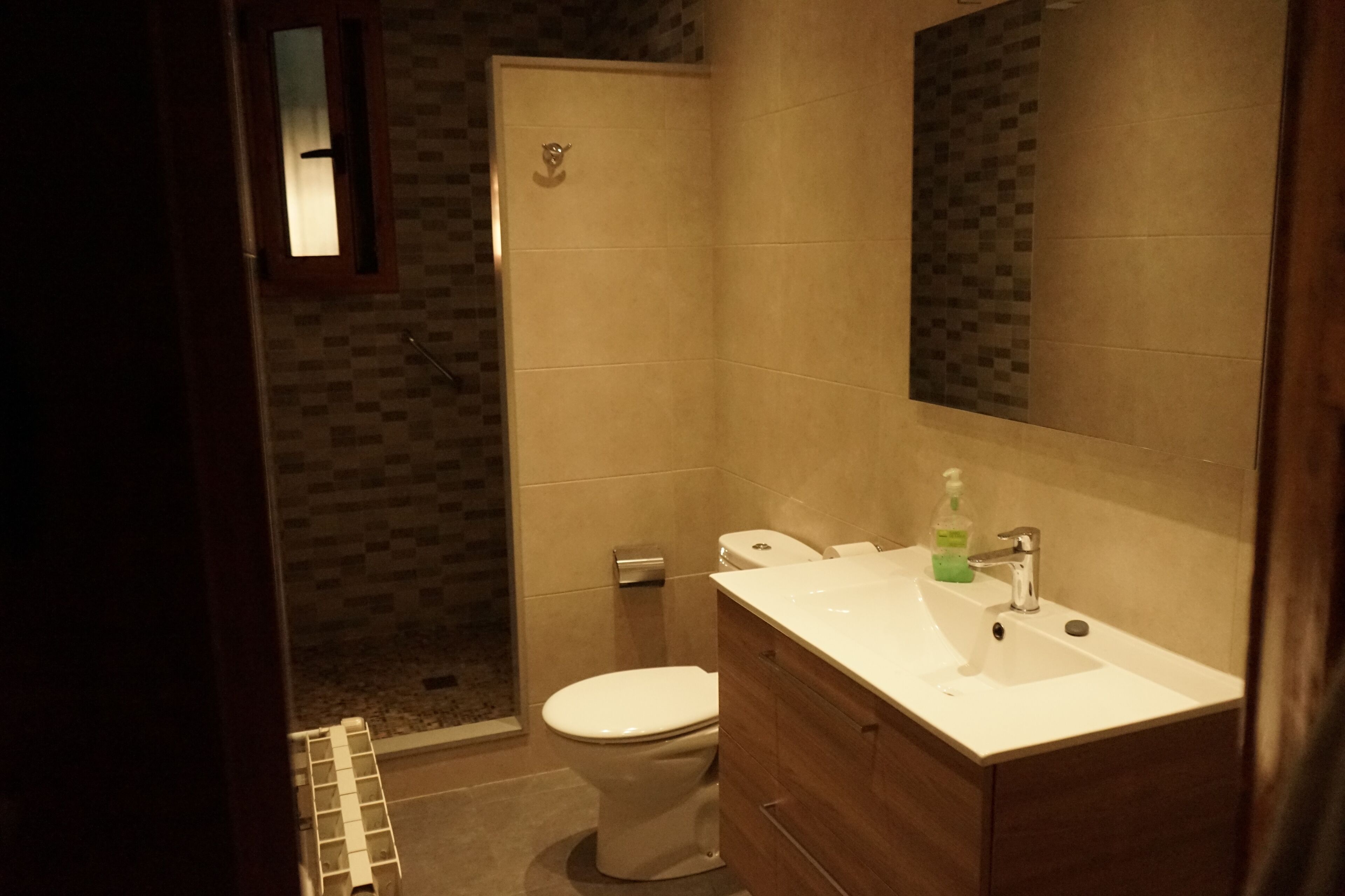Een douche, een haardroger, handdoeken, zeep