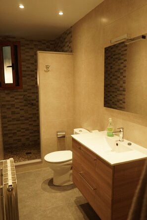 Shower, hair dryer, towels, soap - Exclusive and Sophisticated Flat near Barcelona (Martorell)