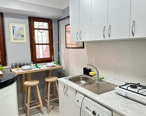 Fridge, microwave, electric kettle - PeraHomes (İstanbul)