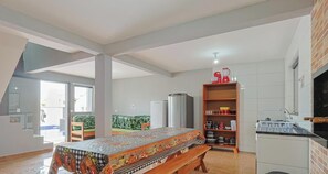 Réfrigérateur, four à micro-ondes, surface de cuisson