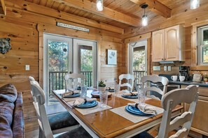 Dining - Hold My Bear | Great Views, Hot Tub, Pool Table (Pigeon Forge)