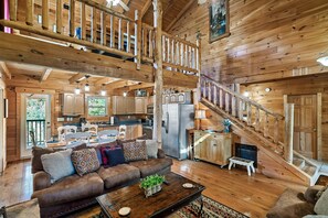 Smart TV, fireplace, video games - Hold My Bear | Great Views, Hot Tub, Pool Table (Pigeon Forge)