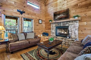 Smart TV, fireplace, video games - Hold My Bear | Great Views, Hot Tub, Pool Table (Pigeon Forge)