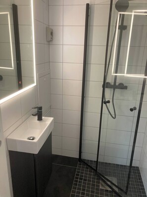 Cabin, 3 Bedrooms, Balcony, Garden View | Bathroom - Cabin, 30 m to the Sea, 25 min Oslo, 10 min Tusenfryd (Frogn)