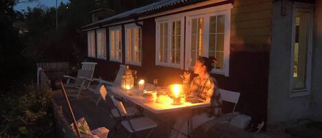 Cabaña, 3 habitaciones, balcón, vista al jardín | Restaurante al aire libre