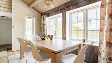 Cabin, 3 Bedrooms, Balcony, Garden View | Dining room