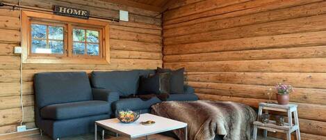 Cabin, 3 Bedrooms, Balcony, Garden View | Living area | Books