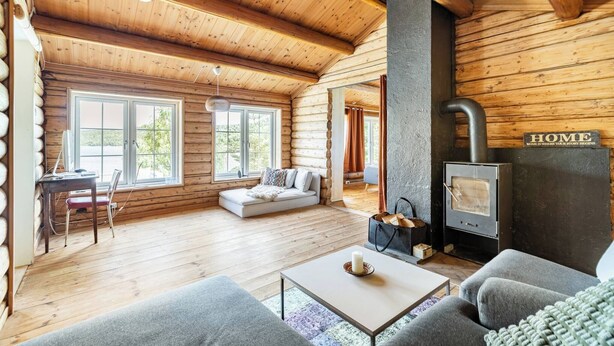 Cabin, 3 Bedrooms, Balcony, Garden View | Living area | Books