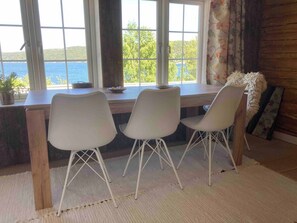 Cabin, 3 Bedrooms, Balcony, Garden View | Dining room