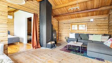 Cabin, 3 Bedrooms, Balcony, Garden View | Living area | Books