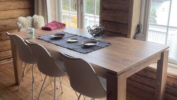 Cabin, 3 Bedrooms, Balcony, Garden View | Dining