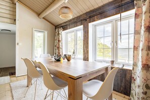 Cabin, 3 Bedrooms, Balcony, Garden View | Dining room