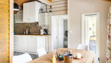 Cabaña, 3 habitaciones, balcón, vista al jardín | Comedor