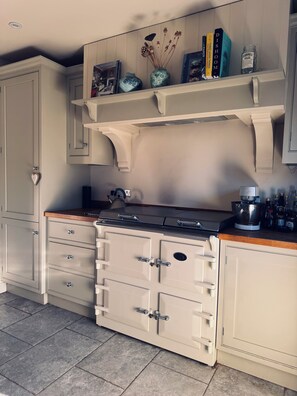 Fridge, oven, stovetop, dishwasher - Chic 2-Bed Cottage with an Office, Garden, Parking, Pet-friendly, London 30 min (Oxted)