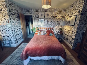 Een bureau, een strijkplank/strijkijzer, reisbedje, gratis wifi