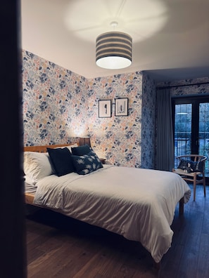 Desk, iron/ironing board, travel cot, free WiFi - Chic 2-Bed Cottage with an Office, Garden, Parking, Pet-friendly, London 30 min (Oxted)