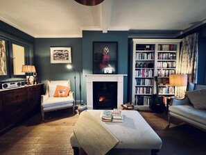 Interior - Chic 2-Bed Cottage with an Office, Garden, Parking, Pet-friendly, London 30 min (Oxted)