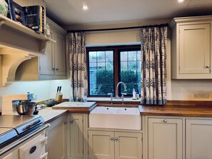 Fridge, oven, stovetop, dishwasher - Chic 2-Bed Cottage with an Office, Garden, Parking, Pet-friendly, London 30 min (Oxted)