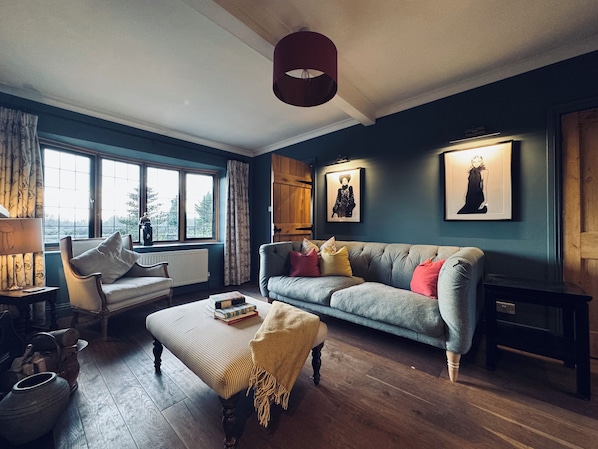 Smart TV, fireplace, books - Chic 2-Bed Cottage with an Office, Garden, Parking, Pet-friendly, London 30 min (Oxted)