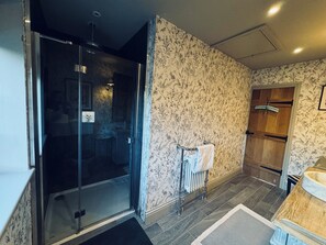 Een douche, een haardroger, handdoeken, zeep