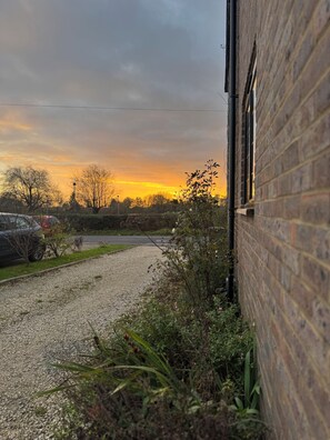 Property grounds - Chic 2-Bed Cottage with an Office, Garden, Parking, Pet-friendly, London 30 min (Oxted)