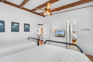 4 bedrooms, iron/ironing board, free WiFi, bed sheets - Inlet-Front Pond House w/ Pool & Dock for Up to 10 Guests (Garden City Beach)