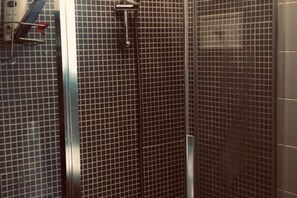 Shower, hair dryer, bidet, towels - Apartment in San Vito di Cadore, Cortina 10 minutes away (San Vito di Cadore)