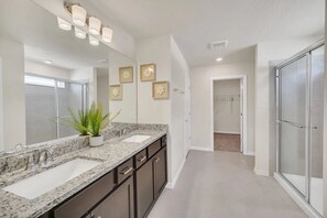 Shower, hair dryer, towels - PROMO Stunning 5 BR Villa, Pool/Spa, Resort - by Blue Sky Villas (Clermont)