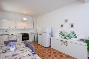Fridge, oven, stovetop, cookware/dishes/utensils - 3-Bedroom Holiday Apartment Senka #1 (Orebic)