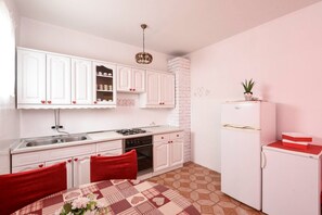 Refrigerador, horno, parrilla de estufa y utensilios de cocina 