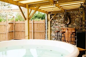 Outdoor spa tub - Holiday home with SPA (Martinvast)