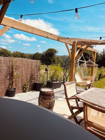 Outdoor dining. Holiday home with SPA