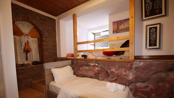 Chambre Quadruple Deluxe | Rideaux occultants, chambres insonorisées, fer et planche à repasser