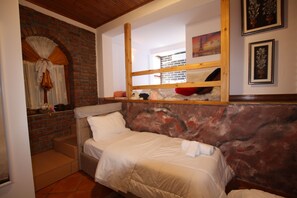 Deluxe Quadruple Room | Blackout curtains, soundproofing, iron/ironing board (on request) - Hotel Buzi Berat (Berat)