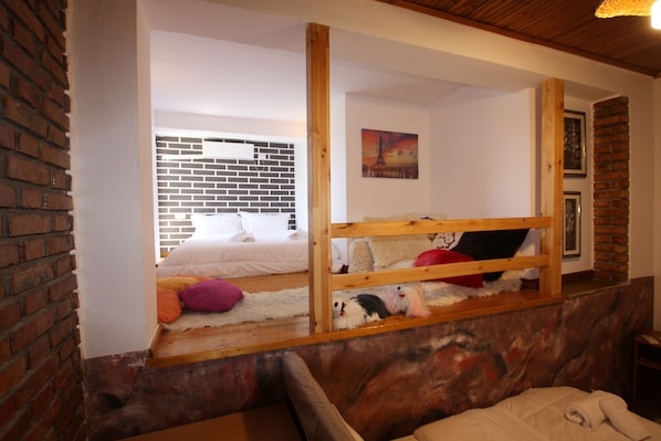 Deluxe vierpersoonskamer | Verduisterende gordijnen, geluiddichte muren