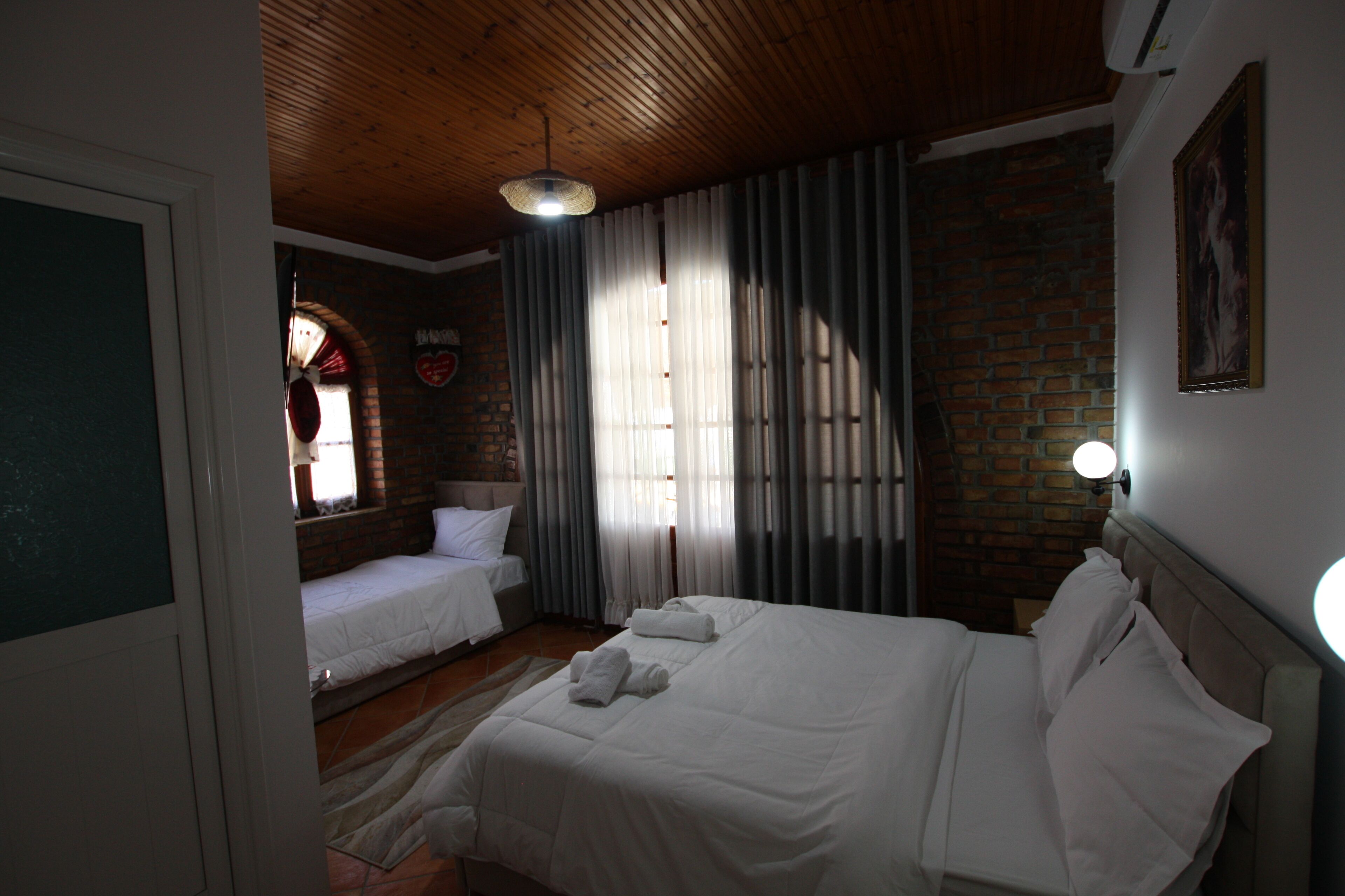 Driepersoonskamer, balkon | Verduisterende gordijnen, geluiddichte muren