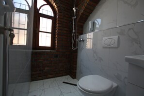 Standard Triple Room | Bathroom | Bathrobes - Hotel Buzi Berat (Berat)