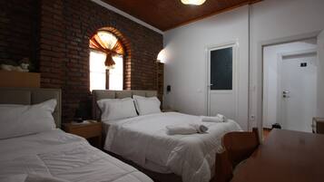 Quarto triplo standard | Cortinas blackout, quartos à prova de som, ferros/tábuas de passar roupa