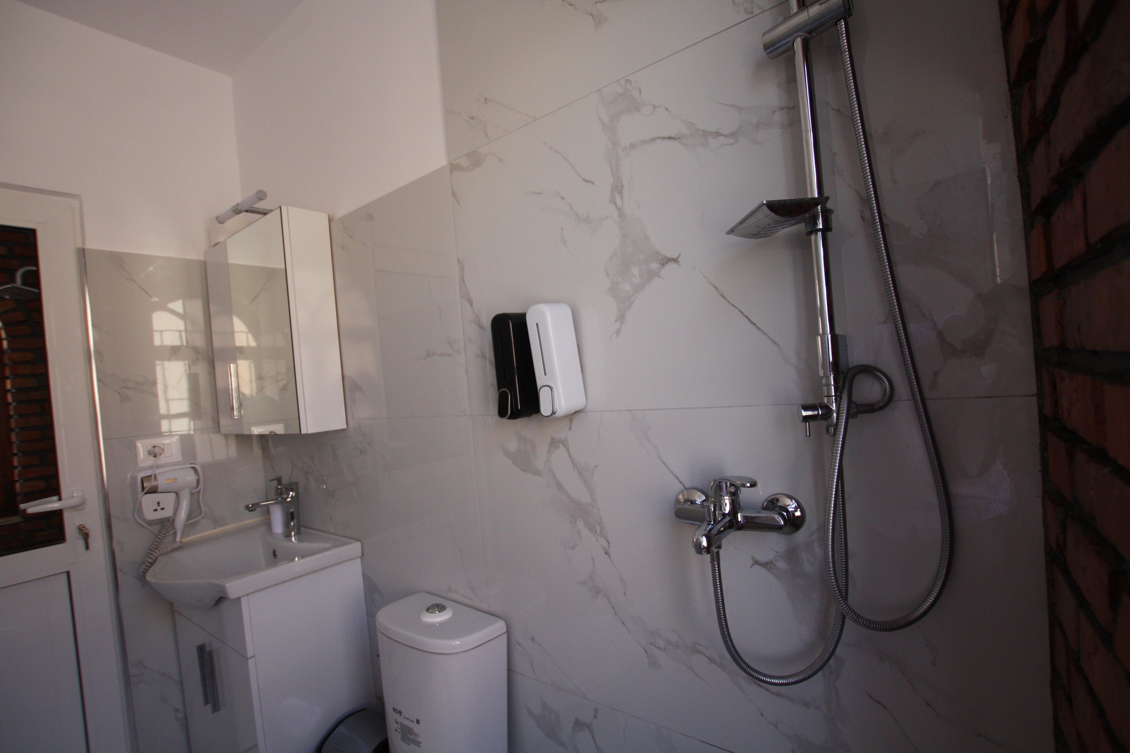 Quarto triplo, sacada | Banheiro | Roupões de banho 