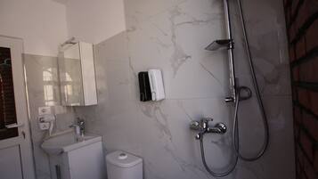 Quarto triplo, sacada | Banheiro | Roupões de banho