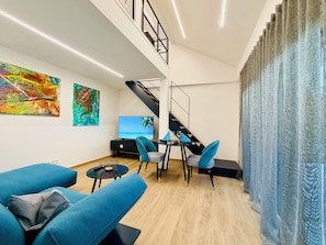 Smart TV - The Art Gallery House! Close to TPK, KIT, DFS and EnBW (Karlsruhe)