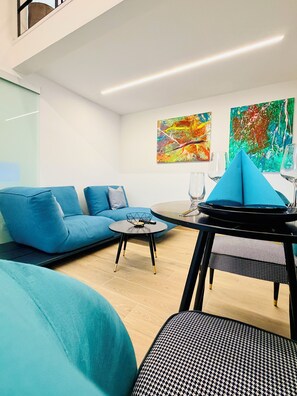 Smart TV - The Art Gallery House! Close to TPK, KIT, DFS and EnBW (Karlsruhe)
