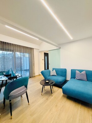 Smart TV - The Art Gallery House! Close to TPK, KIT, DFS and EnBW (Karlsruhe)