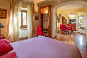 4 عدّة غرف نوم وواي فاي وملاءات أسرّة