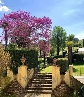 Property grounds - Spacious 4-Bedroom Home with Garden and Free Parking Near Downtown (Firenze)